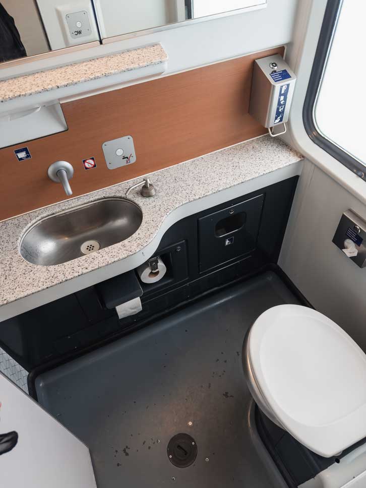 Badezimmer im Zug nach Schweden