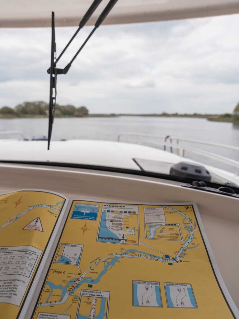 Navigieren auf dem Hausboot in Irland mit Seekarte