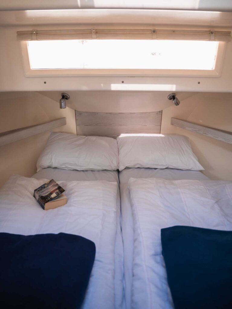Schlafzimmer an Bord des Hausboots auf dem Shannon in Irland