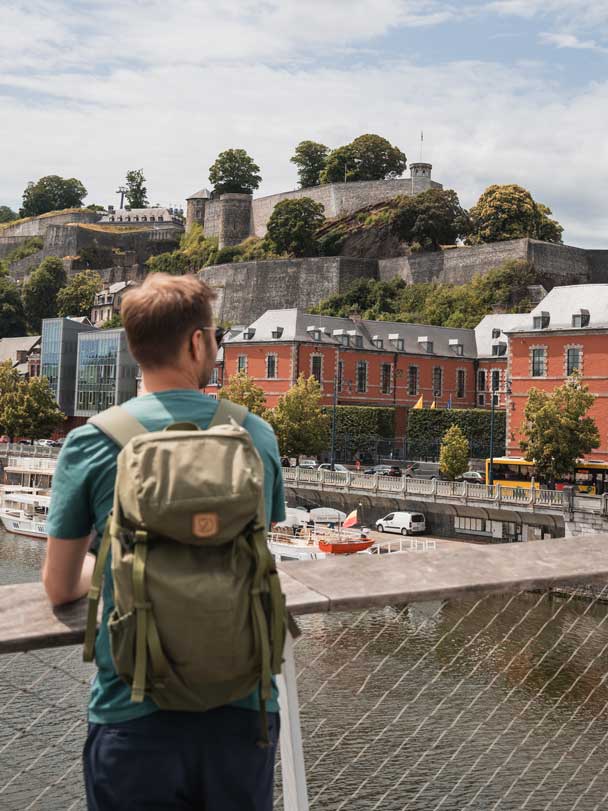 Blick von der Fußgängerbrücke in Namur