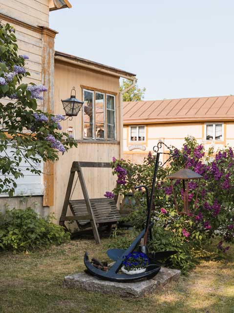 Uusikaupunki mit schönen Holzhäusern und Innenhöfen