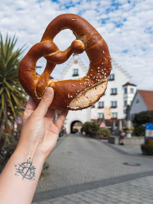 Brezel vor dem Tor Schloss in Tettnang
