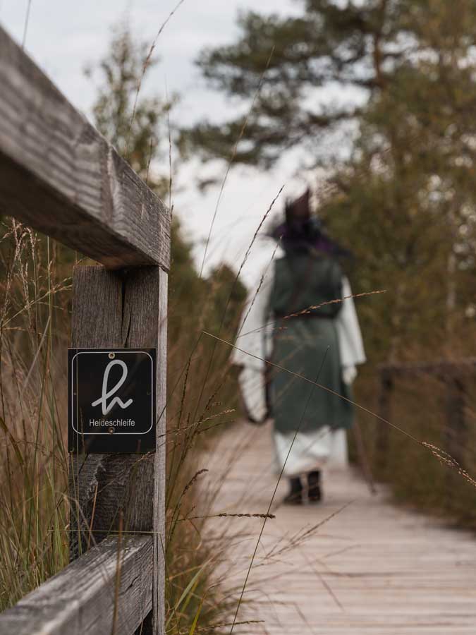 Wandern im Naturpark Lüneburger Heide mit Moorhexe Mathilda