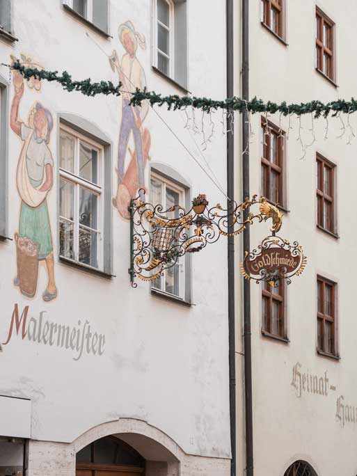 Ausleger an den Fassaden in Wasserburg