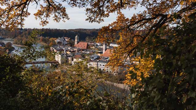 Aussicht vom Aussichtspunkt auf die Sehenswürdigkeiten von Wasserburg