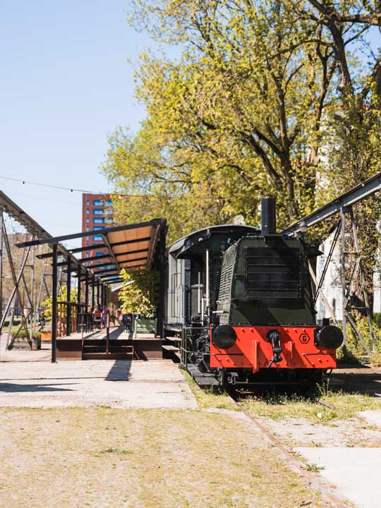 Spoorzone im Zug essen in Tilburg Niederlande