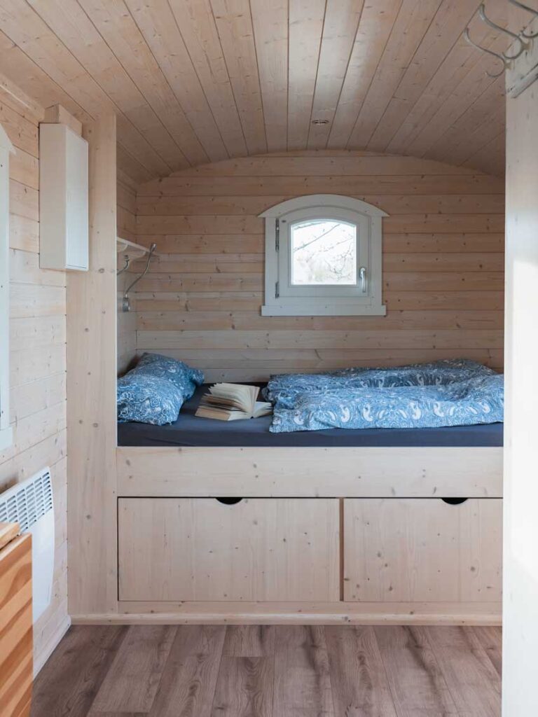 Bett im Zirkuswagen im camp langholz