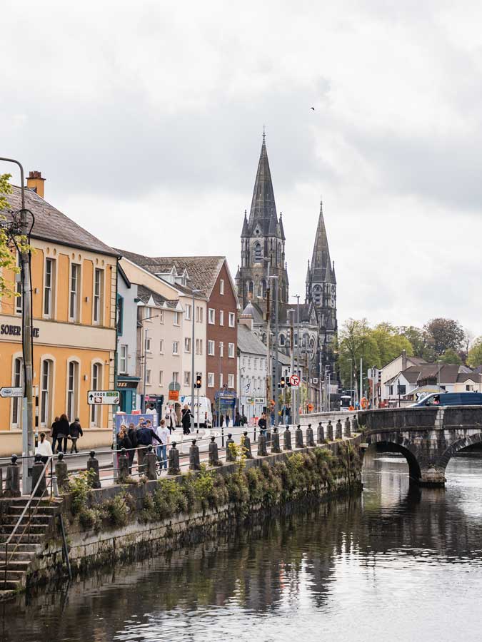 Cork in Irland mit dem Zug
