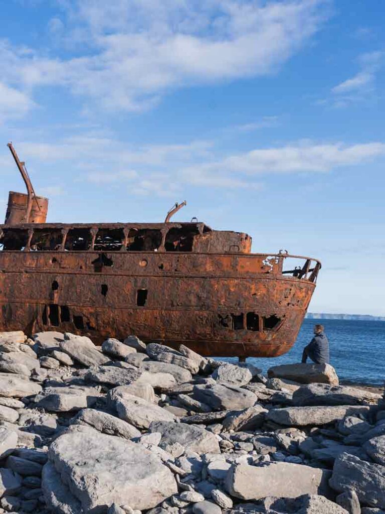 Schiffswrack auf Inis Oirr in Irland