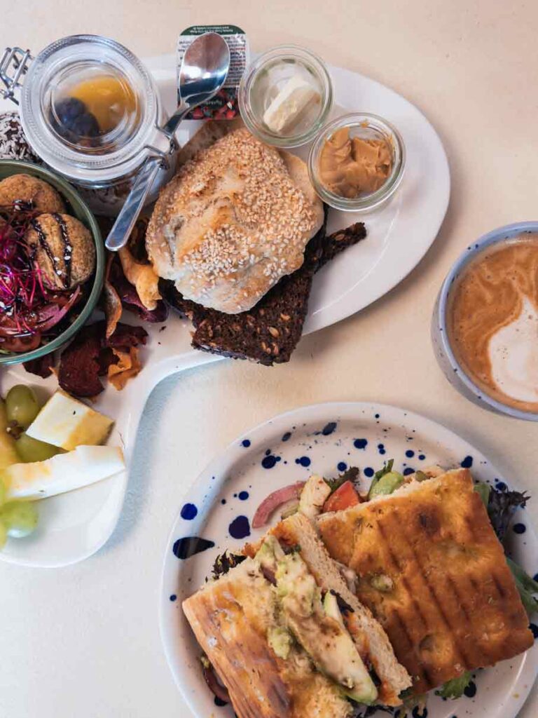 Veganes Brunch im Freddys am Bahnhof Kolding Dänemark