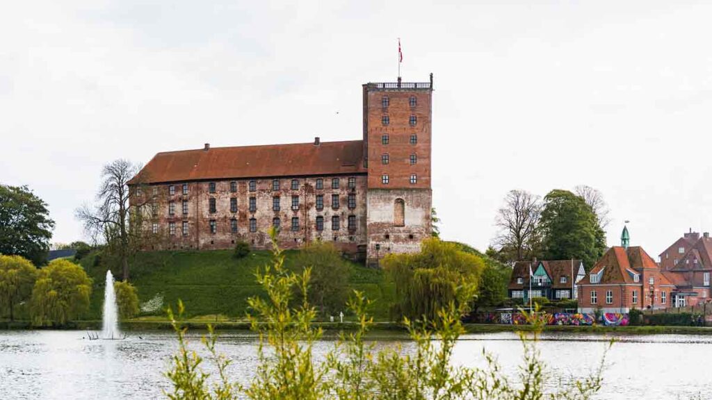Koldinghus vom See aus, schönste Sehenswürdigkeit in Kolding Dänemark