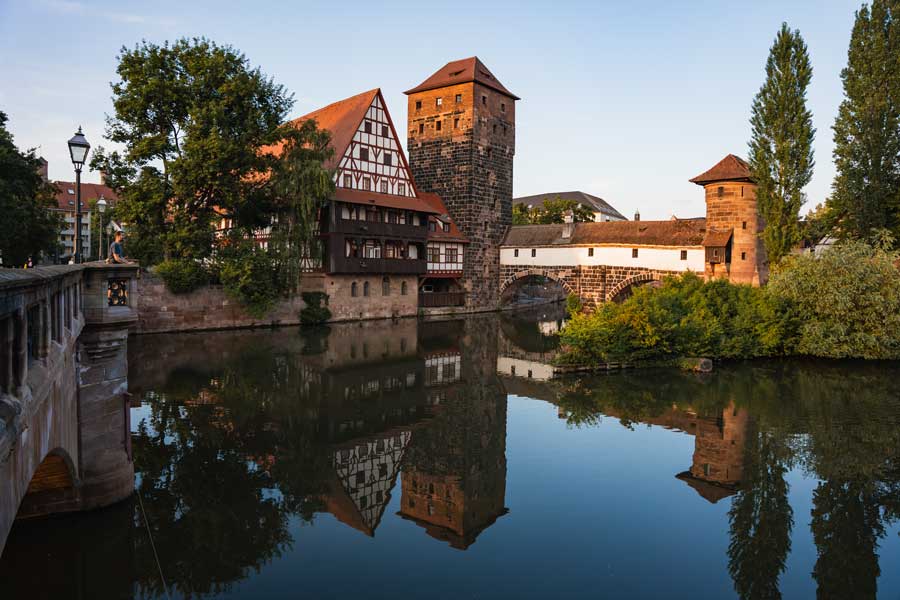 Nürnberg Altstadt am Abend mit Weinstadel und Henkershaus