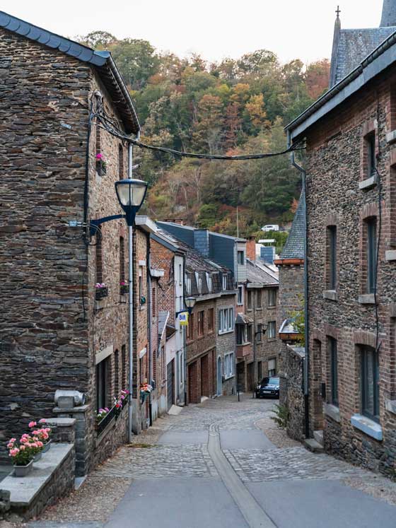 Kleine Gassen in La Roche en Ardenne in der Wallonie
