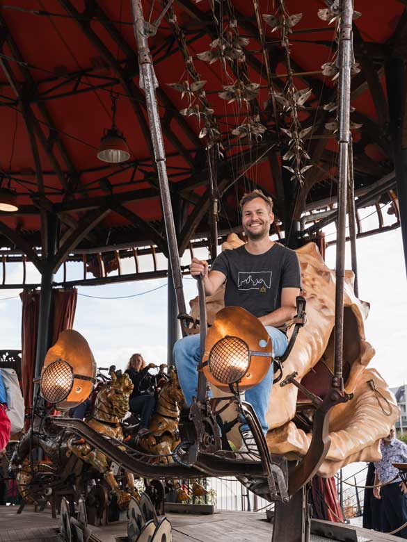 Yannik reitet die Nautilus im Karussell in Nantes