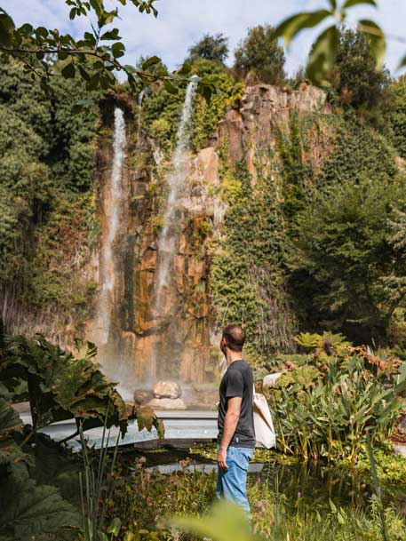 Wasserfall im Jardin Extraordinaire in Nantes Frankreich