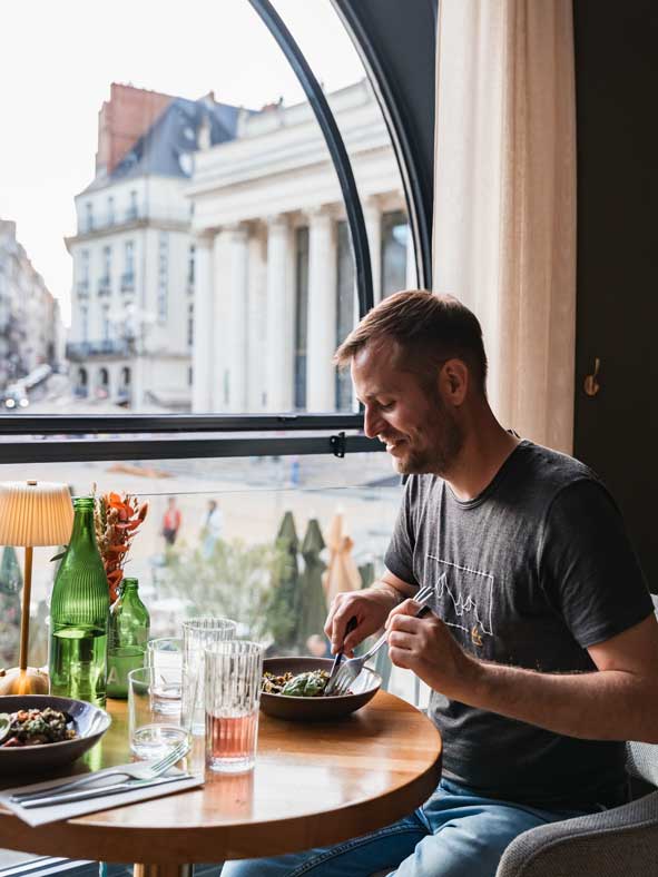 Restaurant mit Ausblick auf den Opernplatz in Nantes