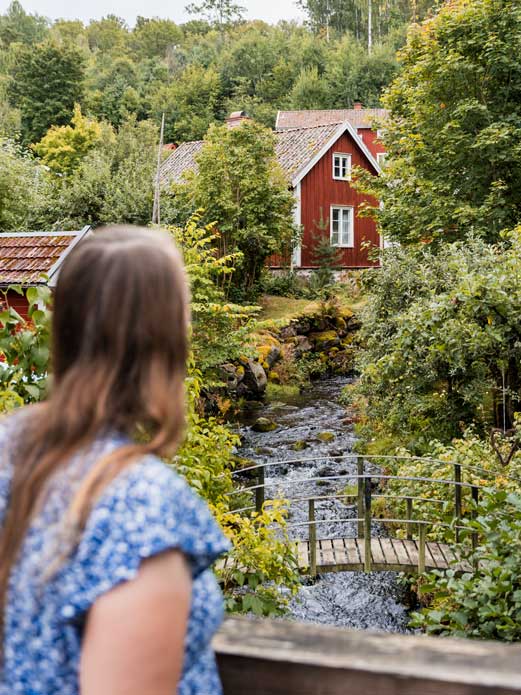 Smaland Rote Holzhäuser in Schweden mit kleinem Fluss