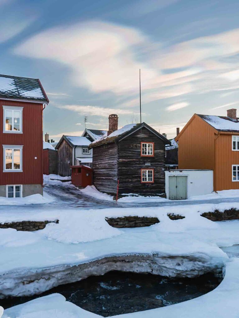 Røros am Fluss Norwegen